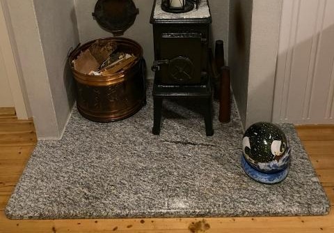 Benk av granitt med trekasse